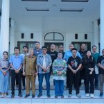 KETUA UMUM DPP PJS MAHMUD MARHABA DIDAMPINGI KETUM DPD PJS GORONTALO JOHAN RUMAMPUK DAN SEJUMLAH PENGURUS DPC PJS POHUWATO SAAT DITERIMA OLEH PJ BUPATI POHUWATO SUHARI IGIRISA,SELASA (12/10/2024)