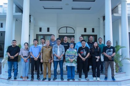 KETUA UMUM DPP PJS MAHMUD MARHABA DIDAMPINGI KETUM DPD PJS GORONTALO JOHAN RUMAMPUK DAN SEJUMLAH PENGURUS DPC PJS POHUWATO SAAT DITERIMA OLEH PJ BUPATI POHUWATO SUHARI IGIRISA,SELASA (12/10/2024)